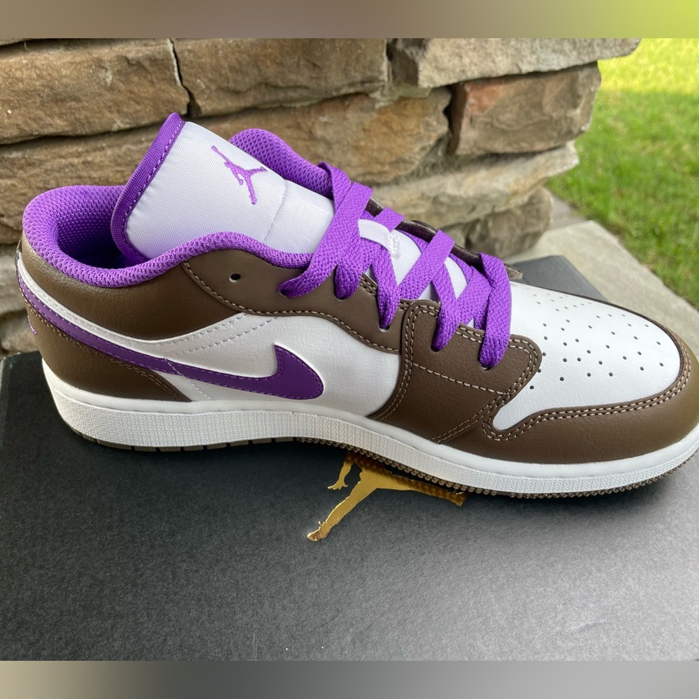NEW Nike Air Jordan 1 Low in PalominoBrown & Wild Berry Size 7Y/8.5W